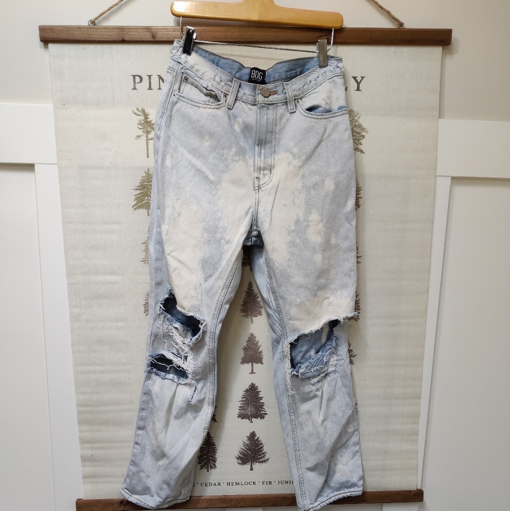BDG Urban Outfitters Slim Straight Distressed Jeans -28